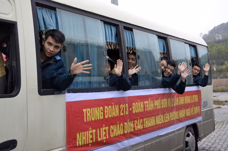 Chiếc xe chở tân binh về đơn vị huấn luyện bắt đầu lăn bánh 