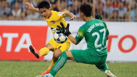 Đình Tùng (trái) là cái tên rất đáng để hy vọng của FLC Thanh Hóa
