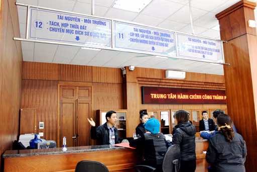 Người dân đến làm thủ tục về tài nguyên và môi trường tại Trung tâm Hành chính công TP Cẩm Phả. Ảnh: Hải Ninh (Đài Cẩm Phả)