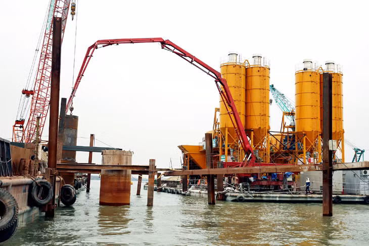 Ngày 16-2 (mùng 9 Tết), các gói thầu Dự án cầu Bạch Đằng đồng loạt tổ chức thi công, quyết tâm mỗi tuần, mỗi trụ hoàn thành 2 cọc khoan. Trong ảnh: Thi công trụ T30, Dự án cầu Bạch Đằng.