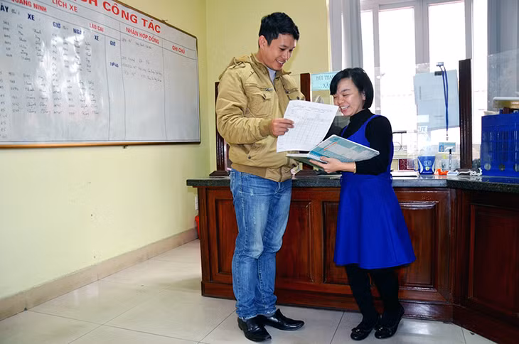 “Cô bé hạt tiêu” Phạm Thị Huyền trao đổi công việc cùng đồng nghiệp tại Công ty TNHH Phúc Xuyên.