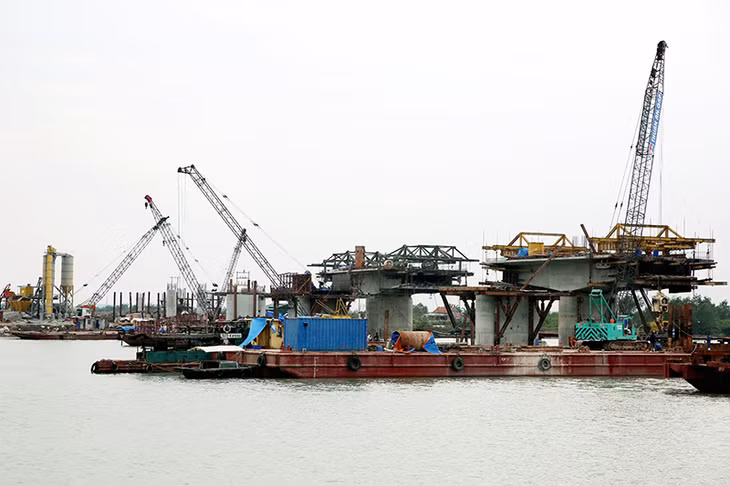 Đến nay, các hạng mục móng và trụ của cầu sông Rút đã xong, nhà thầu đang tích cực triển khai thi công trụ và dầm nối.