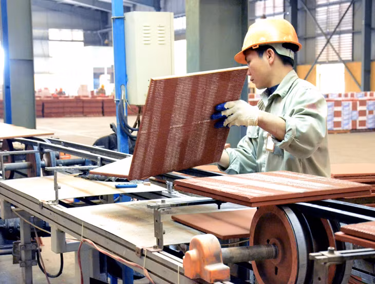 Để giải quyết việc làm hiệu quả các địa phương trong tỉnh đã chú trọng phối hợp với doanh nghiệp tạo việc làm tại chỗ cho lao động. Ảnh: Công nhân làm việc tại Công ty CP Gốm Đất Việt, TX Đông Triều.