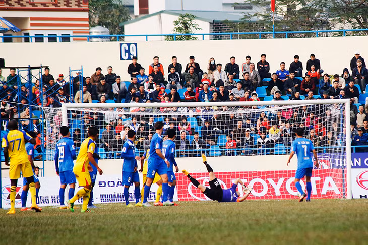 Uche ghi bàn mở tỷ số trận đấu.