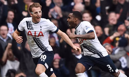 Danny Rose (số 3) phấn khích tột độ với bàn ấn định thắng lợi 2-1 cho Tottenham. Ảnh: Reuters.