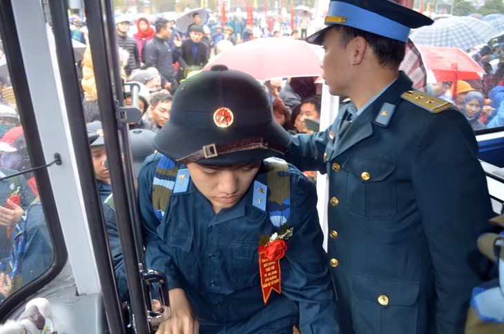Các tân binh lên xe di chuyển về đơn vị huấn luyện 