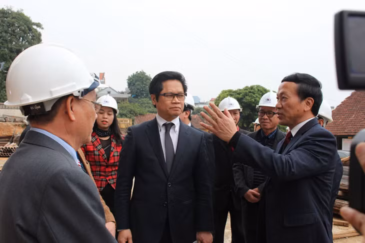 Phó Chủ tịch UBND tỉnh Nguyễn Văn Thành giới thiệu dự án Trụ sở liên cơ quan số 4 được đầu tư theo hình thức PPP với Chủ tịch VCCI Vũ Tiến Lộc