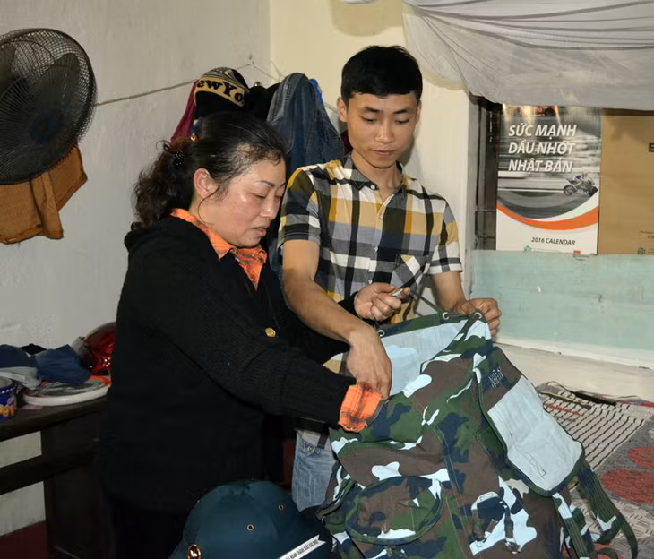 Sau khi liên hoan chia tay, bà Đinh Thị Ngọc, mẹ của tân binh Ngô Trọng Nhân sửa soạn quân trang, đồ đạc để sáng mai con trai lên đường nhập ngũ.