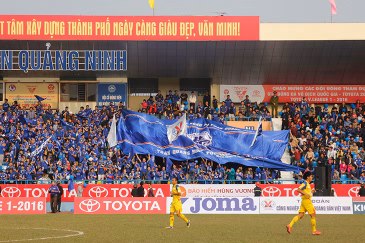 CĐV Đất mỏ đang tiếp thêm sức mạnh cho đội nhà.