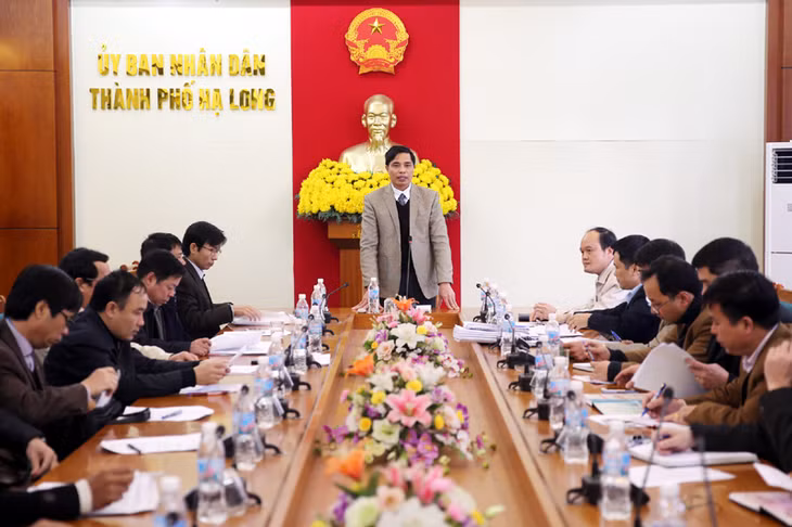 Đồng chí Vũ Văn Diện, Phó Chủ tịch UBND tỉnh chủ trì buổi làm việc với TP Hạ Long, chủ đầu tư và các nhà thầu triển khai Cao tốc Hạ Long – Vân Đồn, dự án Cải tạo, nâng cấp Quốc lộ 18 (đoạn Hạ Long – Mông Dương).