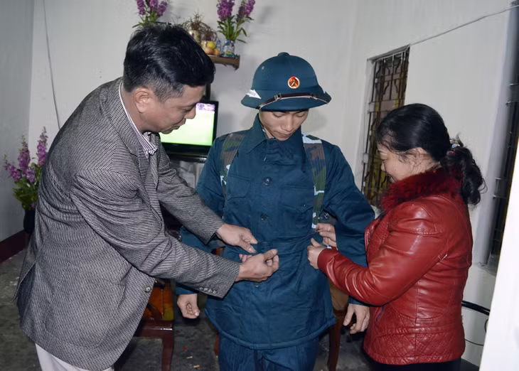 Gia đình họ hàng động viên, dặn dò tân binh Ngô Trọng Nhân trước khi lên đường nhập ngũ 