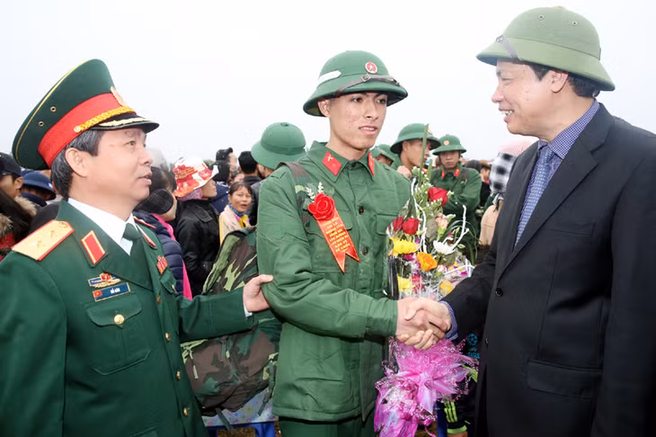Các đồng chí: Nguyễn Đức Long, Phó Bí thư Tỉnh ủy, Chủ tịch UBND tỉnh, Chủ tịch Hội đồng nghĩa vụ quân sự tỉnh và Trung tướng Đỗ Căn, Chính ủy Quân khu 3 tặng hoa chúc mừng tân binh lên đường nhập ngũ.
