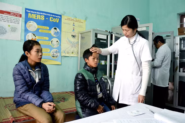 Bác sĩ Phạm Thị Châu, Trạm trưởng Trạm Y tế xã Phong Dụ (huyện Tiên Yên) khám bệnh cho người dân trong xã.