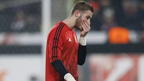 Thủ môn De Gea gặp chấn thương khi khởi động trước trận gặp Midtjylland