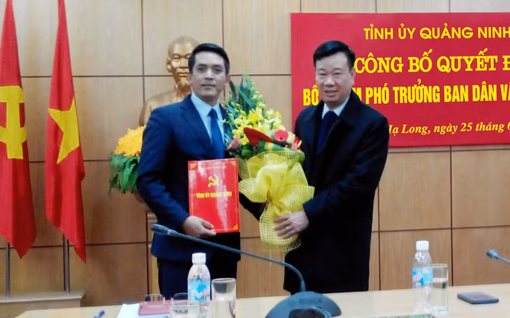 Đ/c Nguyễn Văn Hưởng, Ủy viên BTV, Trưởng Ban Dân vận Tỉnh ủy tặng hoa chúc mừng đồng chí Vũ Ngọc Tuấn