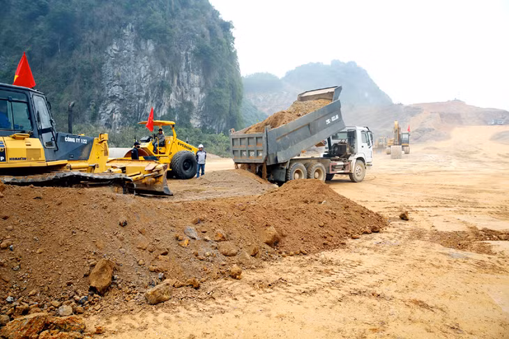 Cao tốc Hạ Long - Vân Đồn được chia thành 16 gói thầu, các nhà thầu đã huy động nhân lực, phương tiện máy móc, đang tổ chức thi công 6,1/60km.