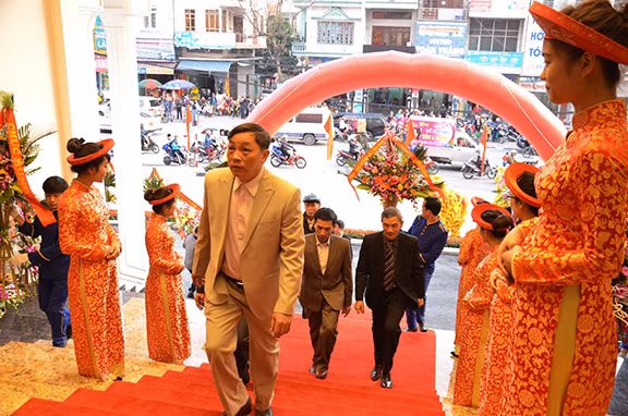 du khách đại biểu tới chúc mừng