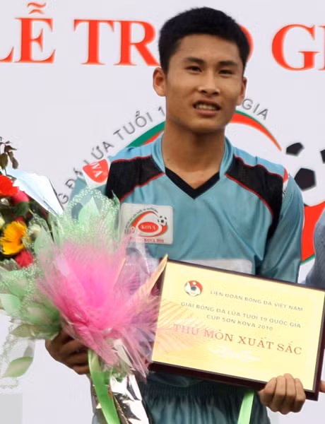 Huỳnh Tuấn Linh đeo băng đội trưởng của Than Quảng Ninh trong mùa giải mới.