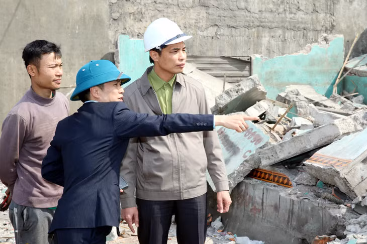 Đồng chí Vũ Văn Diện, Phó Chủ tịch UBND tỉnh kiểm tra một số vị trí nhà trong diện phải giải tỏa tại phường Hà Tu, TP Hạ Long.