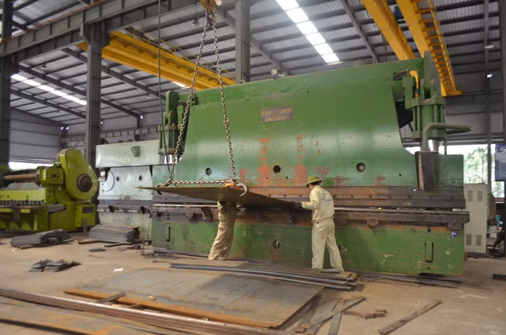 Đồng chí Nguyễn Đức Long, Chủ tịch UBND tỉnh thăm, động viên cán bộ, công nhân Công ty CP cơ khí Yên Thọ.