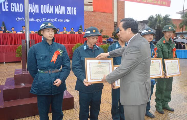 Đồng chí Phạm Hồng Hà, Chủ tịch UBND, Chủ tịch Hội đồng Nghĩa vụ quân sự thành phố tặng giấy khen cho các tân binh tiêu biểu, tình nguyện viết đơn lên đường nhập ngũ.