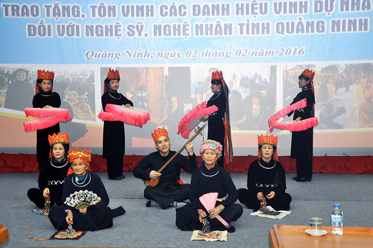 Nghệ nhân Nông Thị Sin (phải), Hà Thị Phương (trái, hàng đầu tiên) là 2/43 Nghệ nhân dân gian Việt Nam và là 2/19 Nghệ nhân Ưu tú của Quảng Ninh, tham gia trình diễn Nghi lễ Then cổ tại lễ Trao Bằng công nhận Di sản văn hoá phi vật thể quốc gia hát nhà tơ - hát múa cửa đình và tôn vinh các danh hiệu vinh dự nhà nước đối với các nghệ sĩ, nghệ nhân của tỉnh, tháng 2-2016.