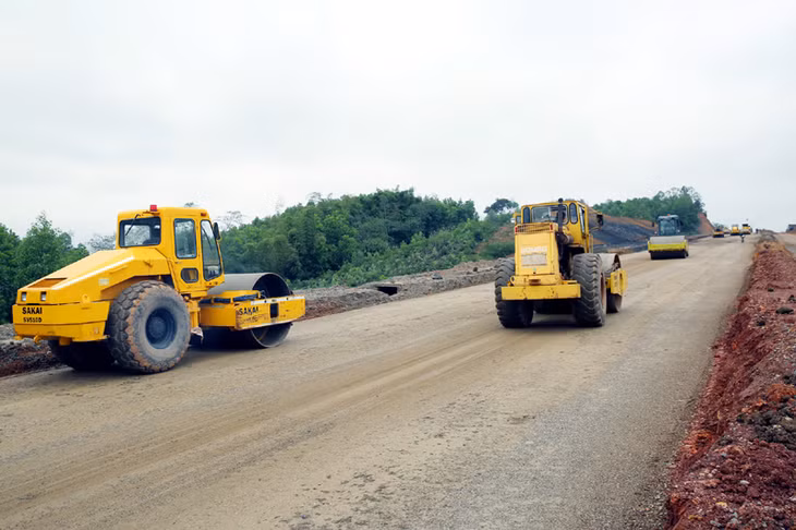 Đường giao thông trục chính đấu nối khu chức năng, KKT Vân Đồn tổ chức thi công cấp phối đá dăm ngay từ những ngày đầu xuân.
