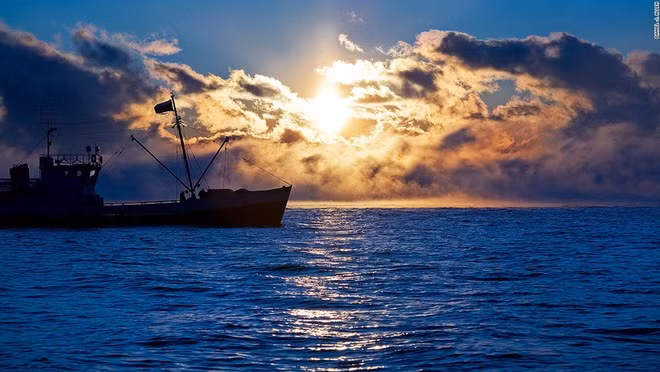 Dù Baikal thu hút ngày càng nhiều du khách quốc tế, cảnh vật tuyệt đẹp của hồ nước này vẫn đậm chất Nga. “Hầu hết các hồ nước đều chỉ có tuổi dưới 20.000 năm nhưng Baikal đã tồn tại được ít nhất 25.000 năm. UNESCO từng ví hồ Baikal là Galapagos của Nga” – Jack Sheremetoff, một hướng dẫn viên địa phương cho biết.