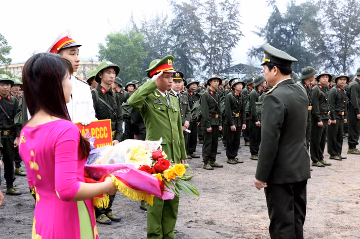 Đại tá Đỗ Văn Lực, Bí thư Đảng ủy, Giám đốc Công an tỉnh giao quân cho Cảnh sát PCCC tỉnh.