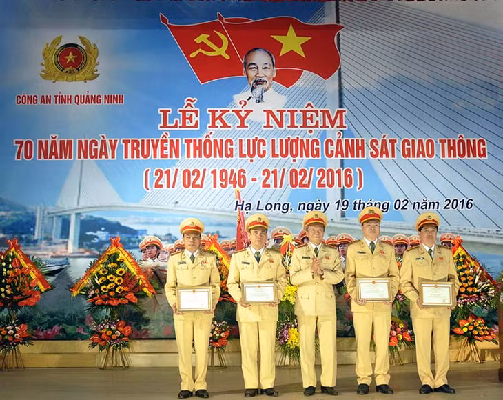 Đại tá Dương Ngọc Tiến,Cục phó Cục CSGT Bộ Công an tặng bằng khen của Cục CSGT cho các tập thể