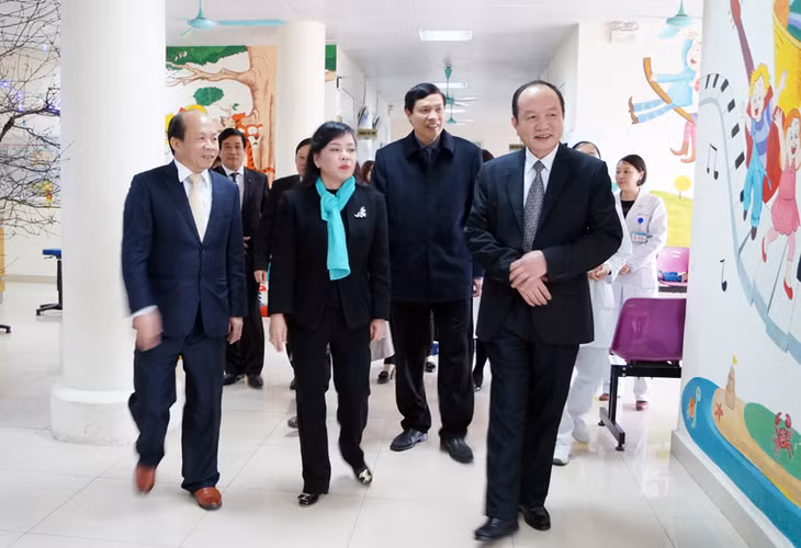 Bộ trưởng Bộ Y tế và các đồng chí lãnh đạo tỉnh thăm Bệnh viện Sản-Nhi tỉnh.