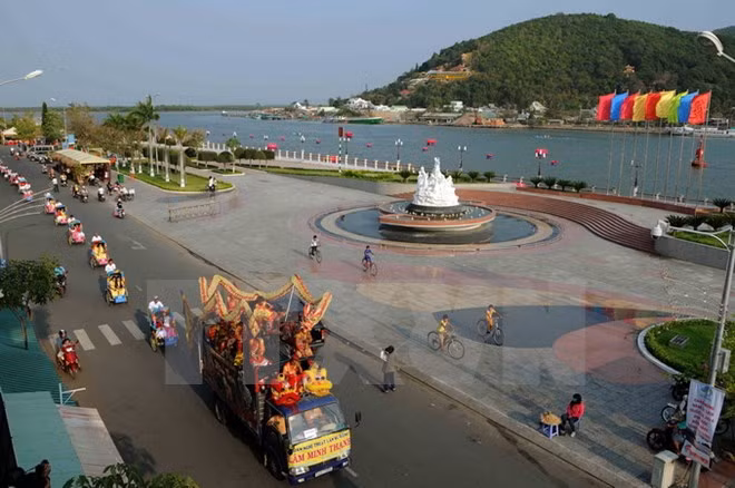 Diễu hành trên các tuyến đường tại thị xã Hà Tiên, tỉnh Kiên Giang. (Ảnh: An Hiếu/TTXVN)