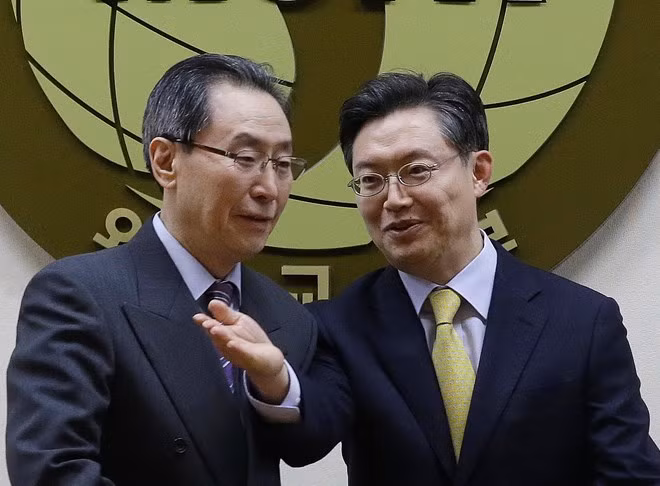 Đặc Phái viên Trung Quốc Vũ Đại Vĩ (trái) được người đồng cấp phía Hàn Quốc Hwang Joon-kook đón tiếp ở Seoul, ngày 28/2. (Nguồn: AFP)