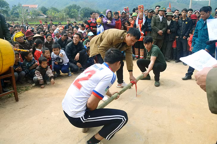 Đẩy gậy là môn thi thể hiện sức mạnh của đàn ông