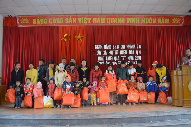 Trao quà cho trẻ em có hoàn cảnh khó khăn xã Thanh Sơn.