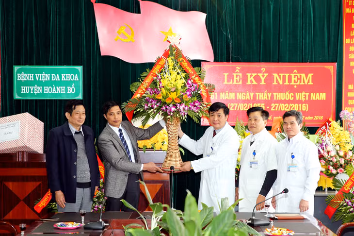 Đồng chí Vũ Văn Diện, Phó Chủ tịch UBND tỉnh tăng hoa chúc mừng y, bác sỹ Bệnh viện Đa khoa Hoành Bồ nhân kỷ niệm 61 năm ngày Thầy thuốc Việt Nam (27-2).