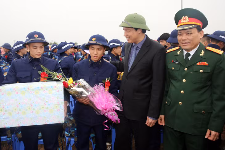 Các đồng chí: Nguyễn Đức Long, Phó Bí thư Tỉnh ủy, Chủ tịch UBND tỉnh, Chủ tịch Hội đồng nghĩa vụ quân sự tỉnh và Trung tướng Đỗ Căn, Chính ủy Quân khu 3 tặng hoa chúc mừng tân binh lên đường nhập ngũ.