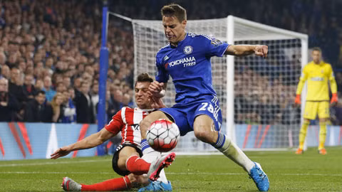 Chelsea (phải) không dễ vượt qua được một Southampton đang hồi sinh mạnh mẽ