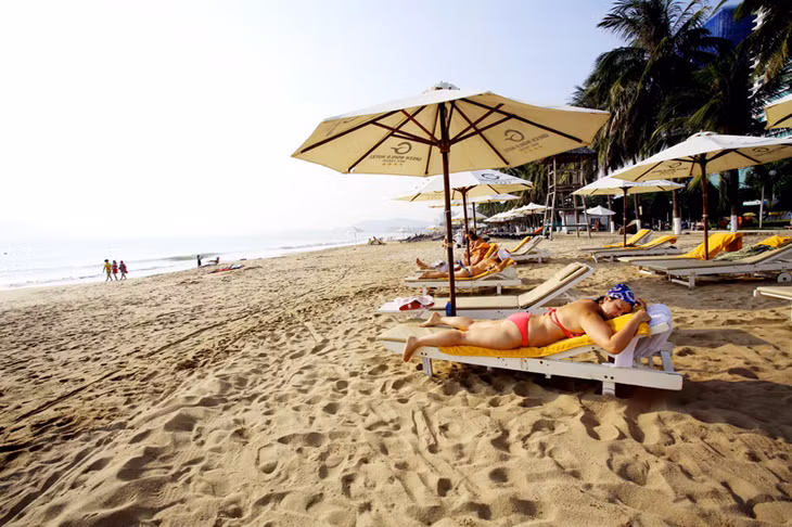 Đặc biệt, người dân Nha Trang cũng thật hiền hoà và thân thiện với du khách. Tất cả những gì Nha Trang đã và đang có, sẽ để lại những ấn tượng tốt đẹp cho du khách thập phương, dù chỉ một lần đặt chân đến đây cũng sẽ có những kỷ niệm khó quên.