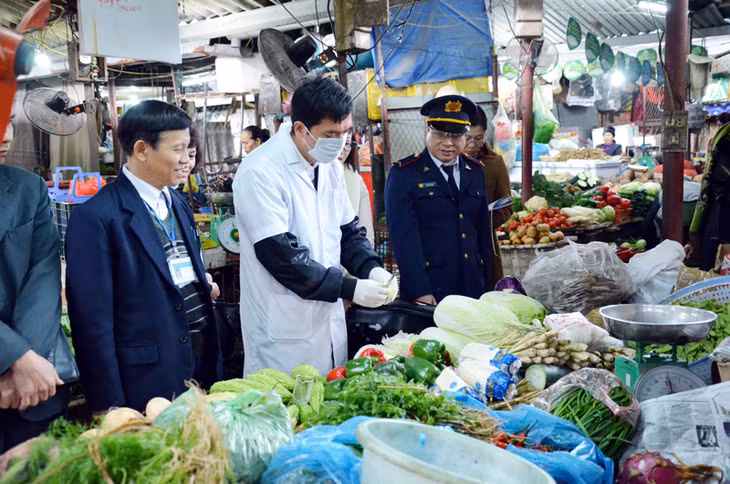Đoàn kiểm tra liên ngành VSATTP tỉnh lấy mẫu thực phẩm kiểm nghiệm nhanh tại các chợ trên địa bàn TP Cẩm Phả dịp Tết Nguyên đán và lễ hội Xuân 2016. Ảnh: Nguyễn Thanh