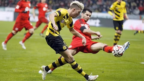 Sự chắc chắn của hàng thủ sẽ giúp Leverkusen (áo đỏ) cầm hòa Dortmund