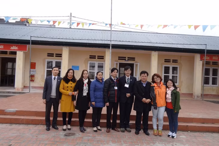 Đoàn chụp ảnh lưu niệm tại Trường THPT Quan Lạn.