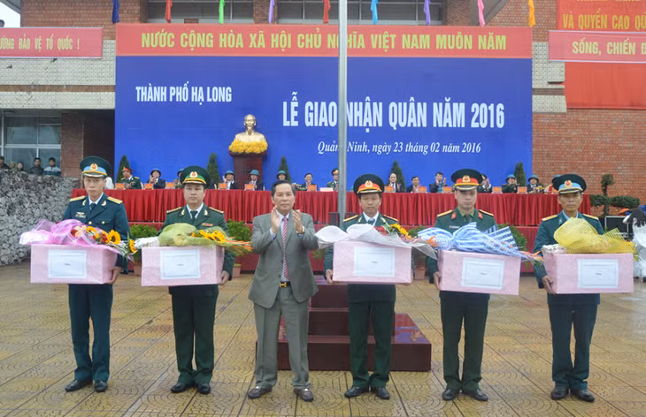 Đồng chí Phạm Hồng Hà, Chủ tịch UBND, Chủ tịch Hội đồng Nghĩa vụ quân sự thành phố tặng quà cho các đơn vị nhận quân