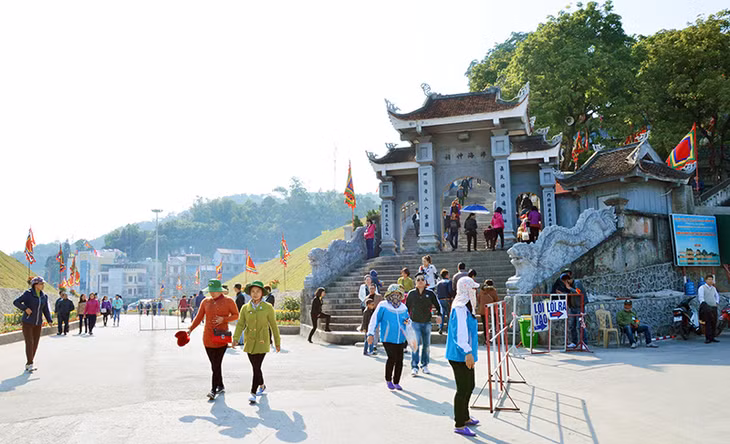 Không gian trước cổng đền Cửa Ông được mở rộng giúp khách hành hương cảm nhận rõ nét vẻ thanh tịnh, thoáng đãng của chốn linh thiêng.