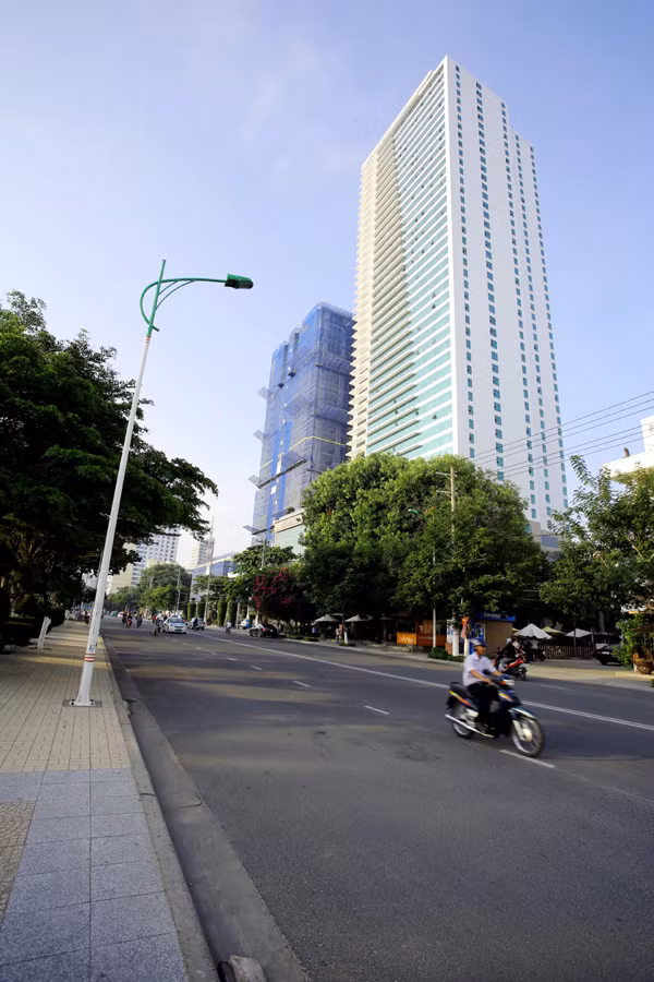 Những con đường mới mở, những cây cầu mới xây, những khu nghỉ dưỡng ven biển, những công viên và những hàng dừa xanh nghiêng nghiêng soi bóng đang từng ngày làm đổi thay diện mạo một thành phố du lịch thêm phóng khoáng, tràn đầy sức sống.