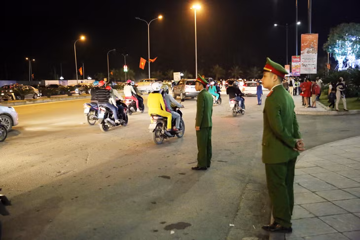 Lực lượng Công an TP Hạ Long làm nhiệm vụ đảm bảo an ninh trật tự trong đêm Noel.