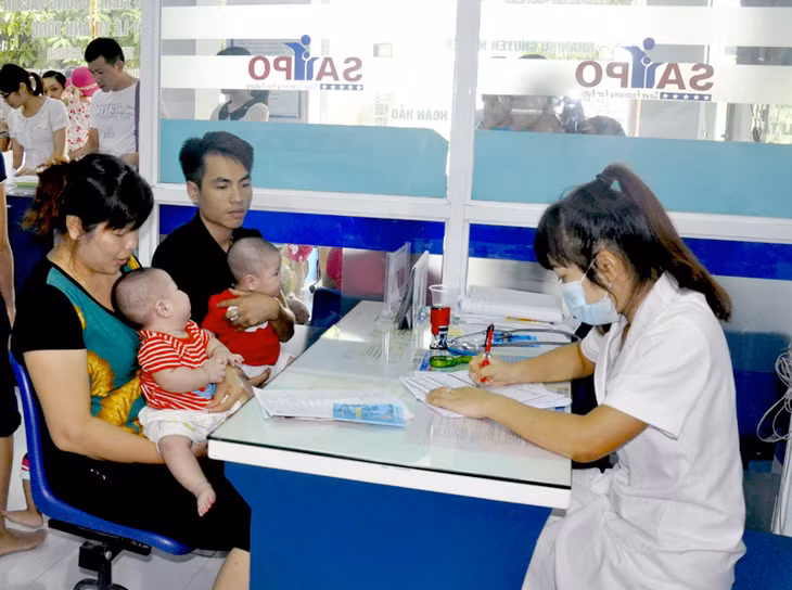 Tư vấn cho gia đình của trẻ trước khi tiêm tại Phòng tiêm Safpo, Trung tâm Y tế dự phòng tỉnh.