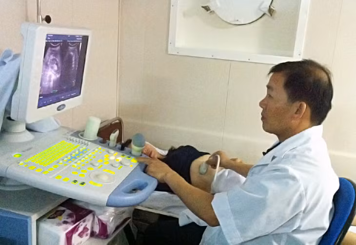 Bác sĩ Thái Đàm Lương siêu âm cho bệnh nhân trên tàu.