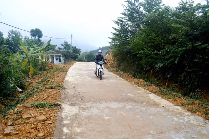 Từ lối mòn lầy lội khi xưa, nay đường vào Quế Sơn đã được bê tông hoá.