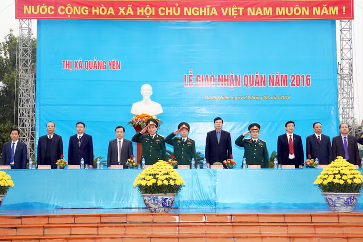 Các đại biểu dự lễ giao nhận quân.